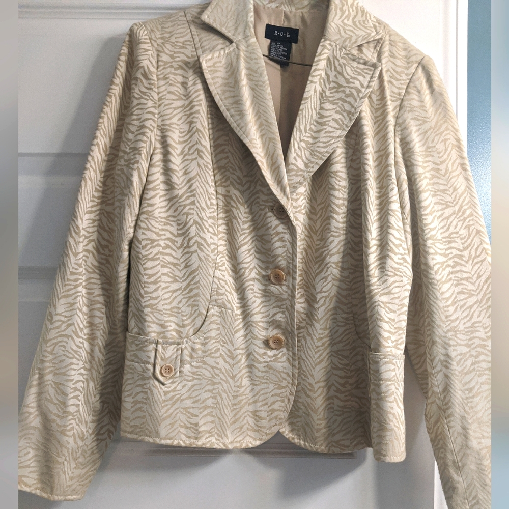 Cute tan print jacket/short blazer